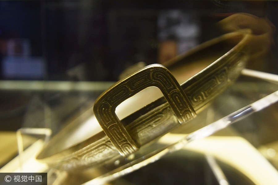 Prato de bronze da dinastia Zhou Ocidental bate recorde em leil?o