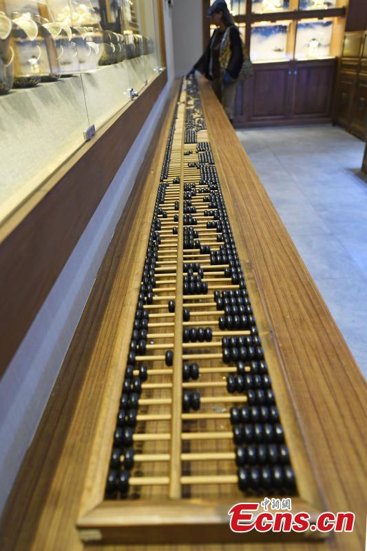 ábaco com 6 metros de comprimento exibido em Taiyuan