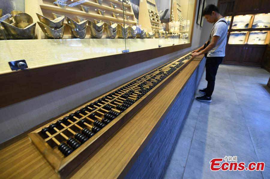 ábaco com 6 metros de comprimento exibido em Taiyuan