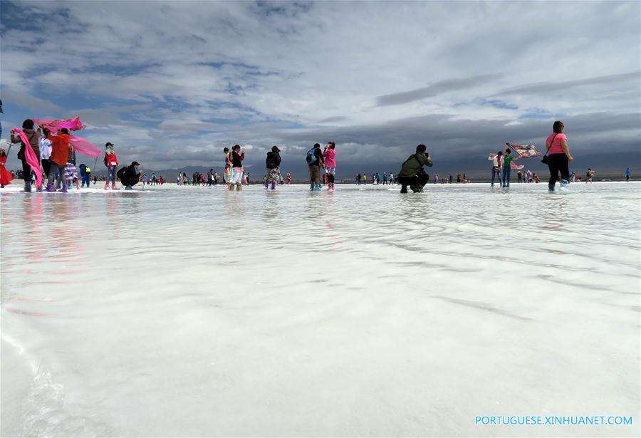 Lago salgado Caka em Qinghai atrai turistas no ver?o