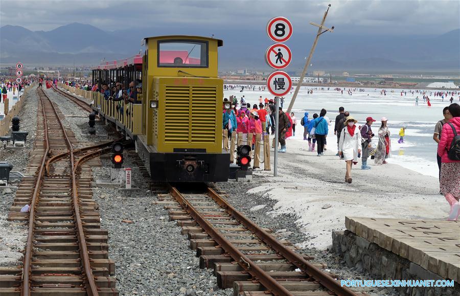 Lago salgado Caka em Qinghai atrai turistas no ver?o