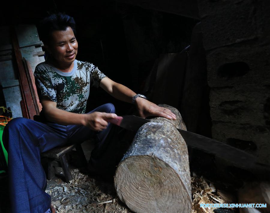 Renomado artes?o produz máscaras do deus 
