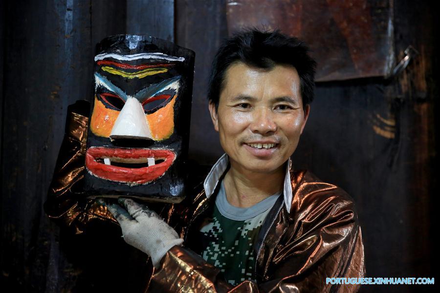 Renomado artes?o produz máscaras do deus 