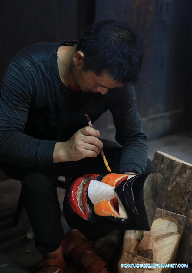 Renomado artes?o produz máscaras do deus 