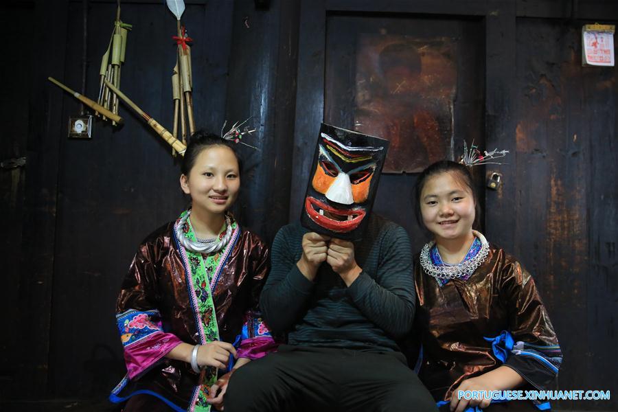 Renomado artes?o produz máscaras do deus 