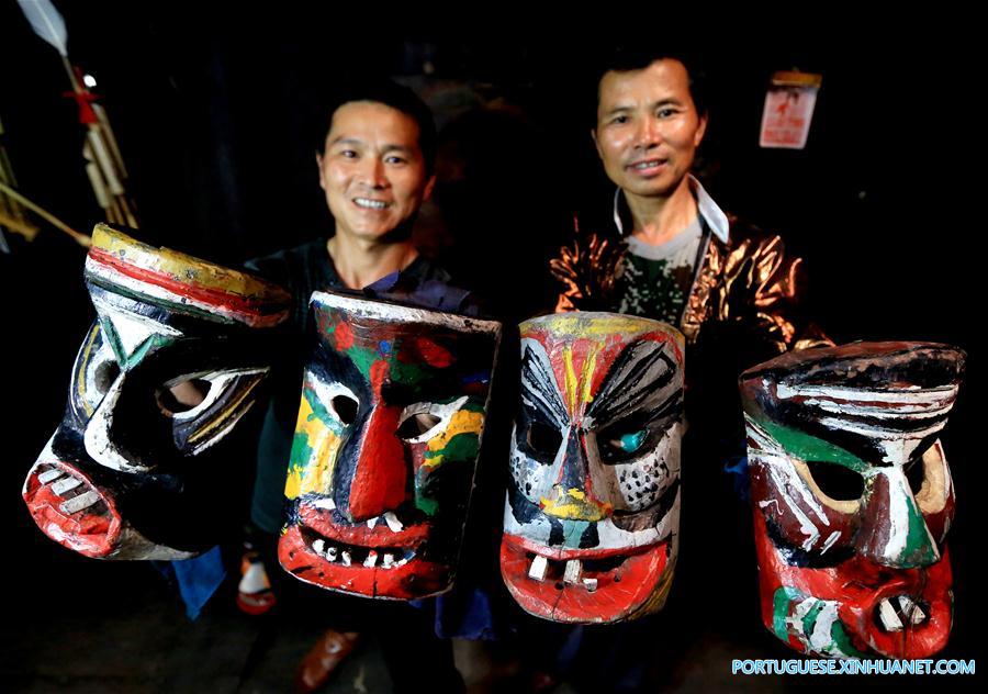 Renomado artes?o produz máscaras do deus 