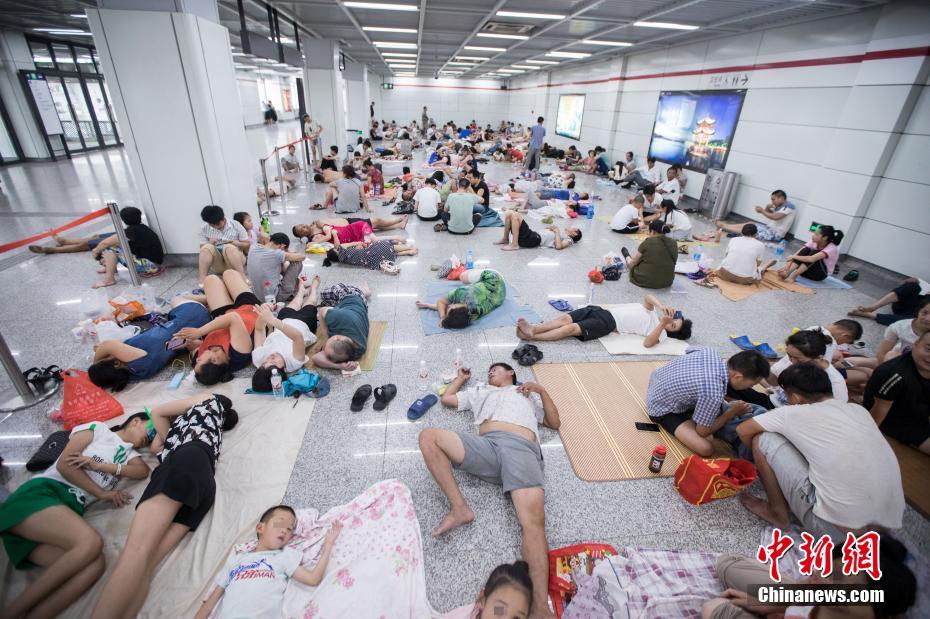 Habitantes descansam em esta??es de metr? para fugir ao calor em Hangzhou