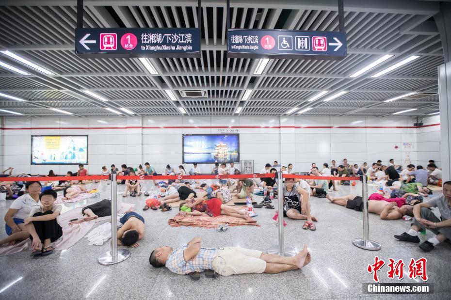Habitantes descansam em esta??es de metr? para fugir ao calor em Hangzhou