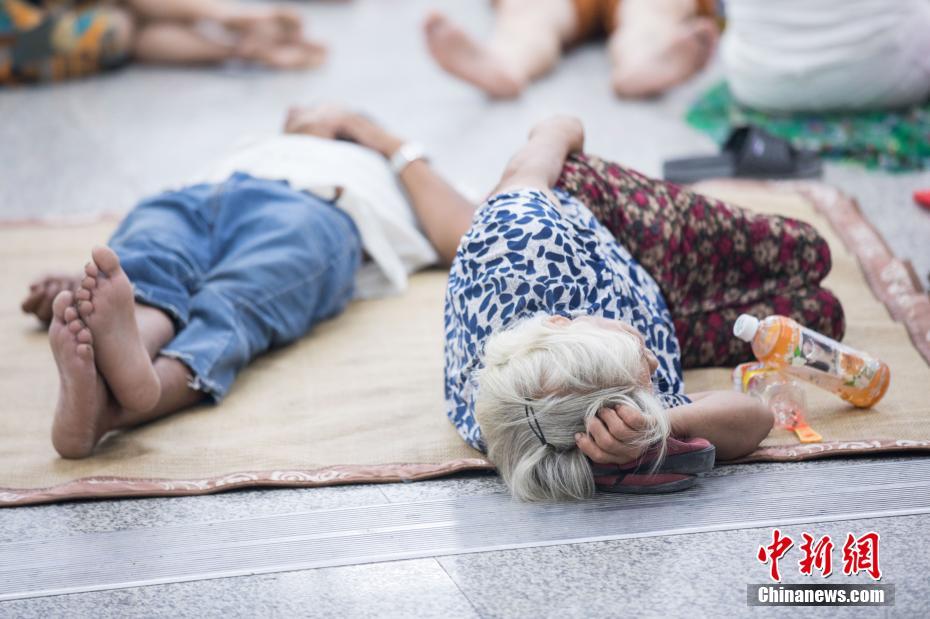 Habitantes descansam em esta??es de metr? para fugir ao calor em Hangzhou