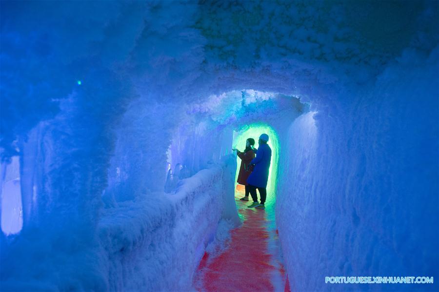 Caverna de gelo em Zhejiang atrai turistas durante onda de calor