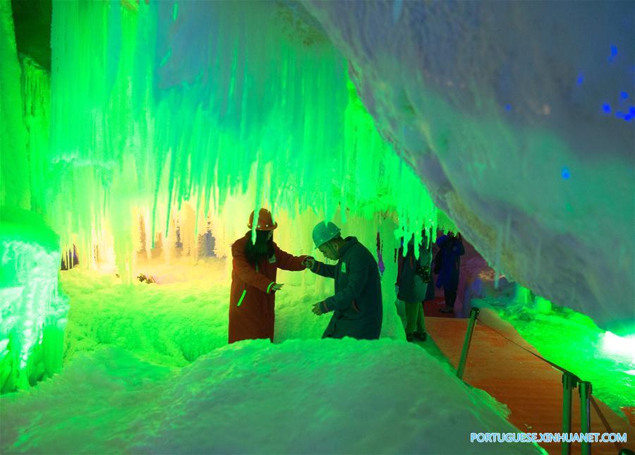 Caverna de gelo em Zhejiang atrai turistas durante onda de calor