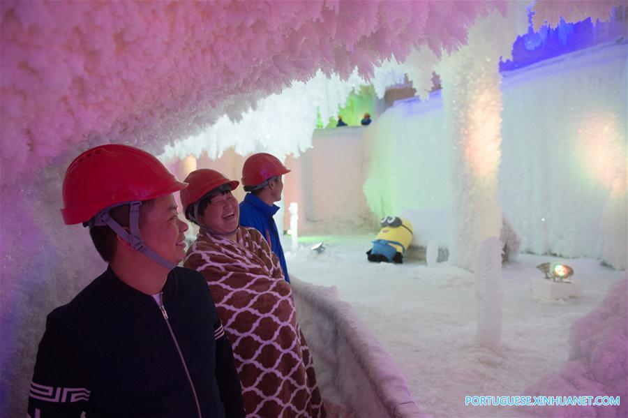 Caverna de gelo em Zhejiang atrai turistas durante onda de calor