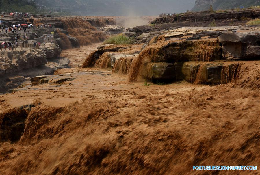 Cachoeira Hukou no norte da China entra no período de cheias de ver?o