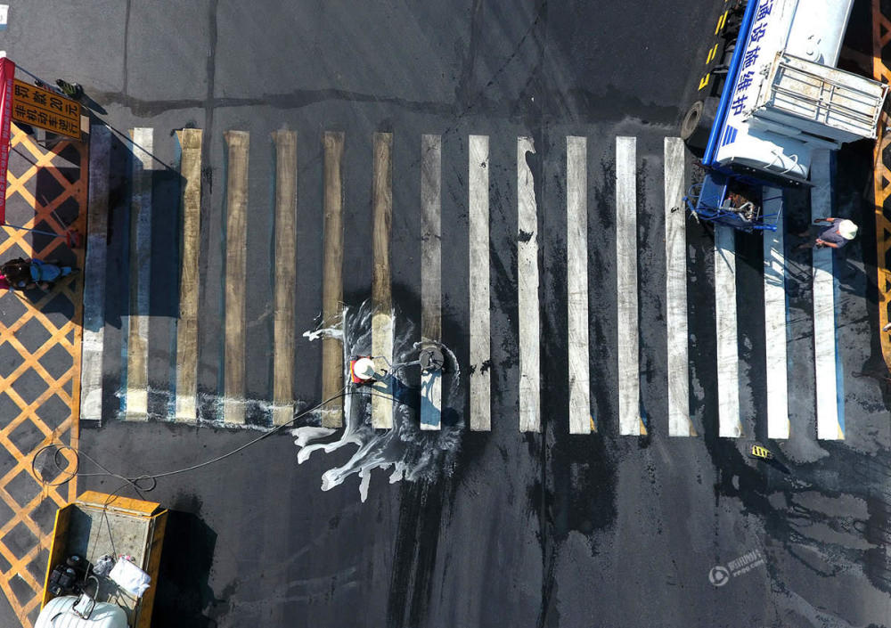 Altas temperaturas derretem passadeira de pedestres em Hubei