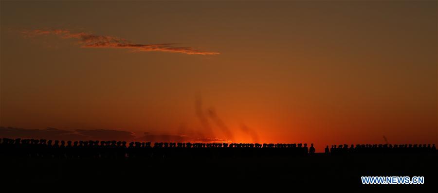 Tropas dispostas ao desfile militar para 90o aniversário do exército chinês