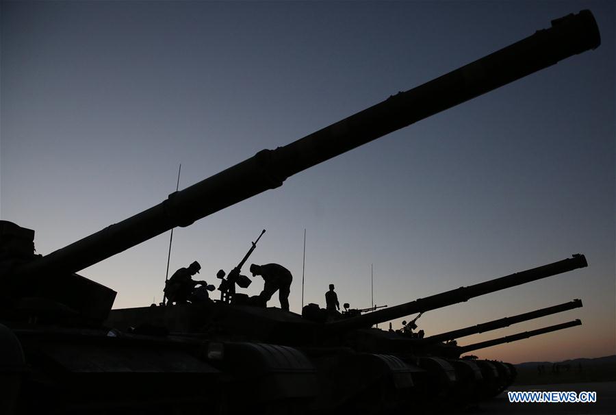 Tropas dispostas ao desfile militar para 90o aniversário do exército chinês