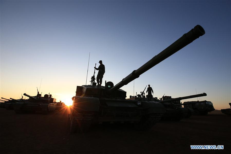 Tropas dispostas ao desfile militar para 90o aniversário do exército chinês