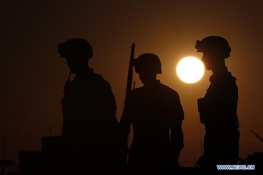 Tropas dispostas ao desfile militar para 90o aniversário do exército chinês