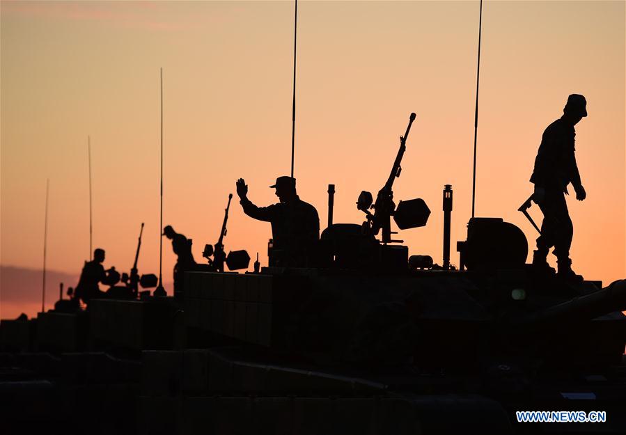 Tropas dispostas ao desfile militar para 90o aniversário do exército chinês