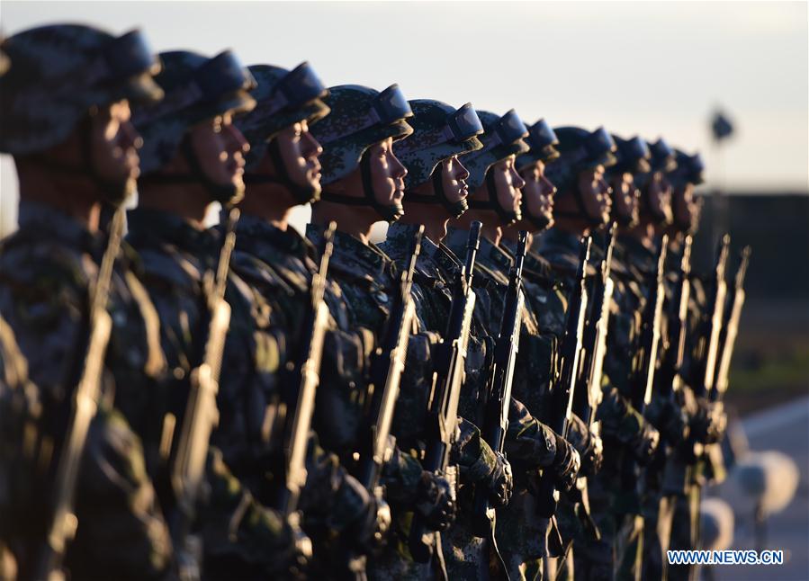Tropas dispostas ao desfile militar para 90o aniversário do exército chinês