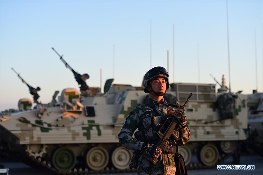 Tropas dispostas ao desfile militar para 90o aniversário do exército chinês