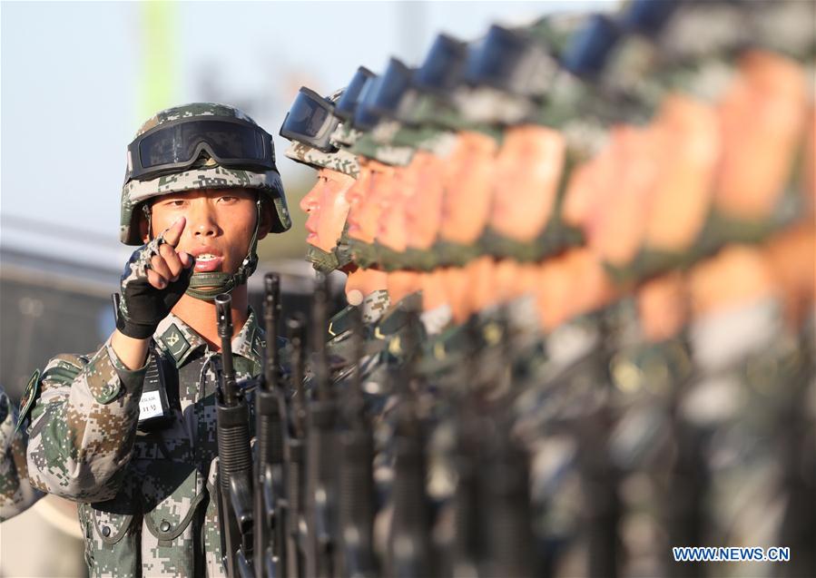 Tropas dispostas ao desfile militar para 90o aniversário do exército chinês