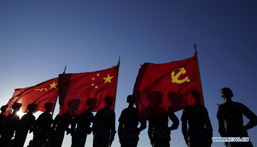 Tropas dispostas ao desfile militar para 90o aniversário do exército chinês
