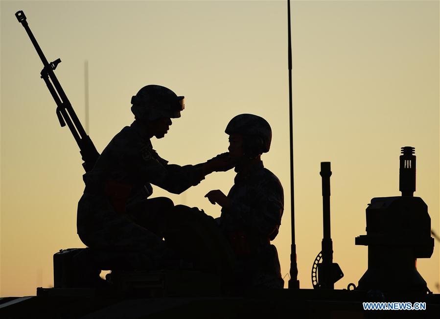 Tropas dispostas ao desfile militar para 90o aniversário do exército chinês