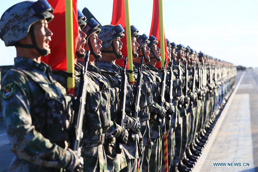 Tropas dispostas ao desfile militar para 90o aniversário do exército chinês