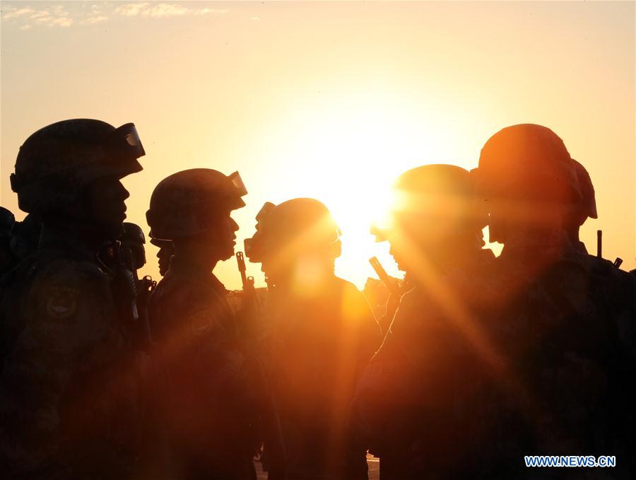 Tropas dispostas ao desfile militar para 90o aniversário do exército chinês
