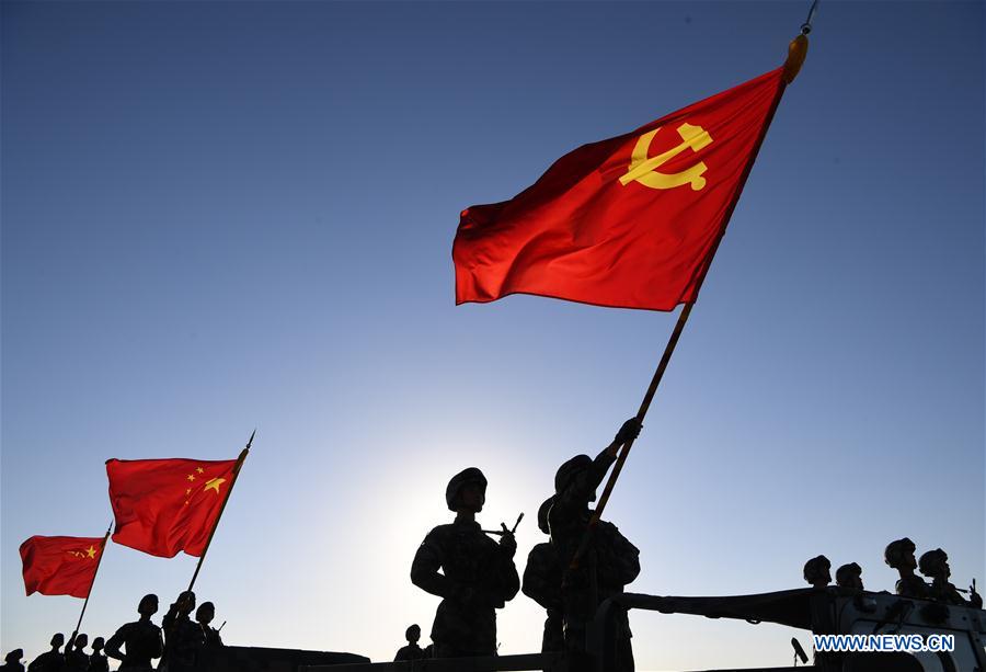 Tropas dispostas ao desfile militar para 90o aniversário do exército chinês