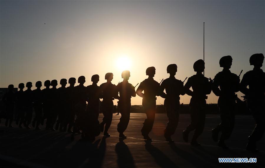 Tropas dispostas ao desfile militar para 90o aniversário do exército chinês