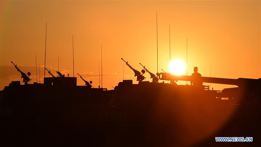 Tropas dispostas ao desfile militar para 90o aniversário do exército chinês