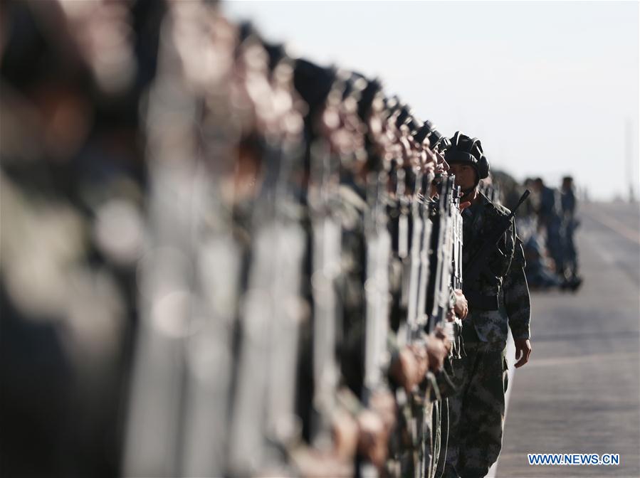 Tropas dispostas ao desfile militar para 90o aniversário do exército chinês