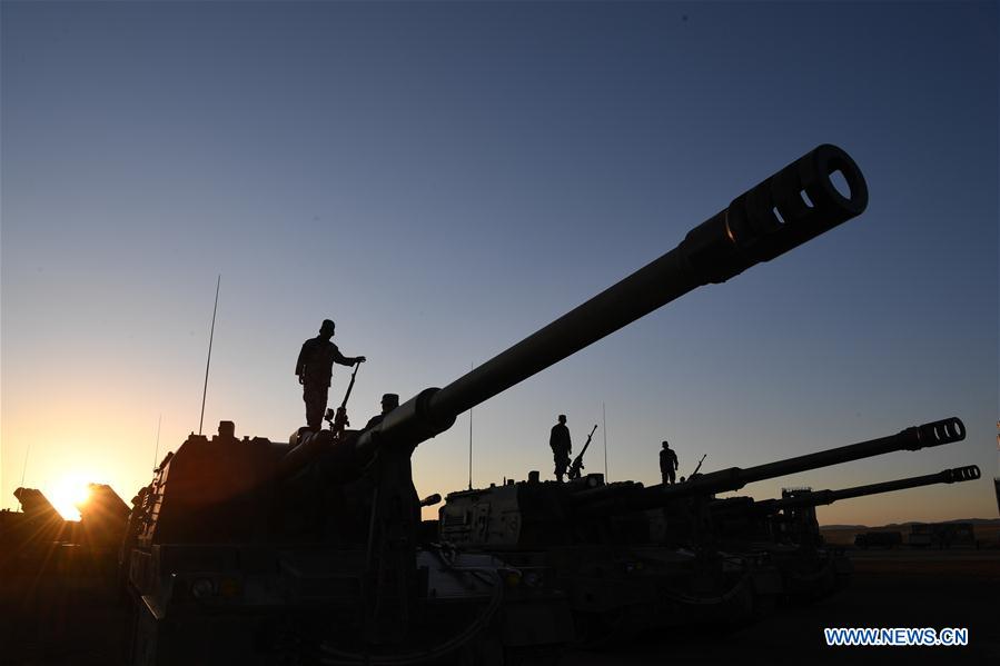 Tropas dispostas ao desfile militar para 90o aniversário do exército chinês