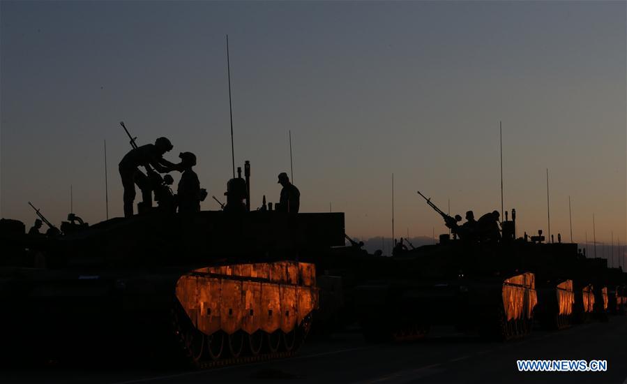 Tropas dispostas ao desfile militar para 90o aniversário do exército chinês