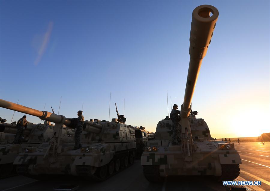 Tropas dispostas ao desfile militar para 90o aniversário do exército chinês