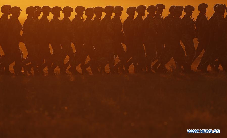 Tropas dispostas ao desfile militar para 90o aniversário do exército chinês