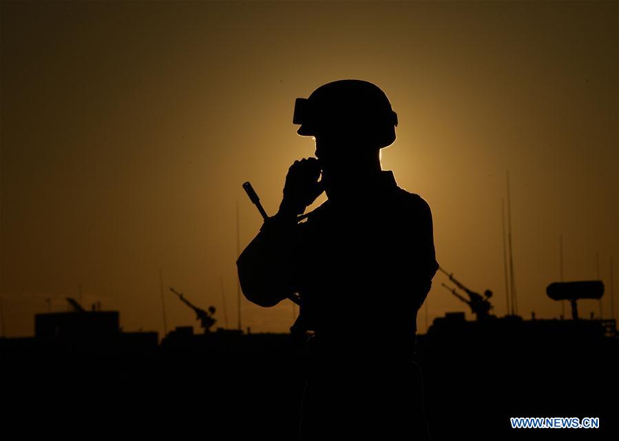 Tropas dispostas ao desfile militar para 90o aniversário do exército chinês