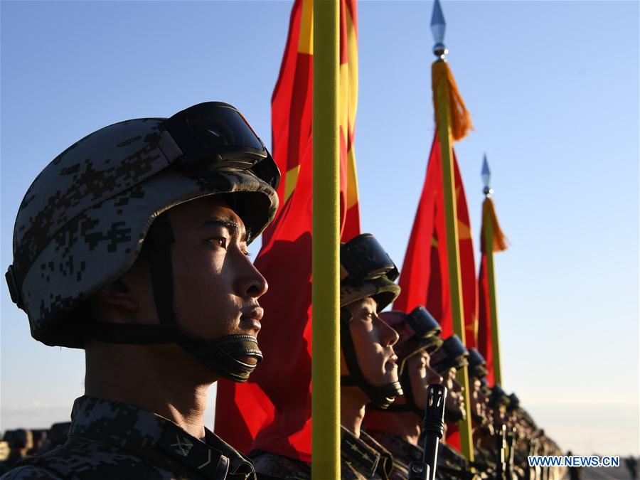 Tropas dispostas ao desfile militar para 90o aniversário do exército chinês