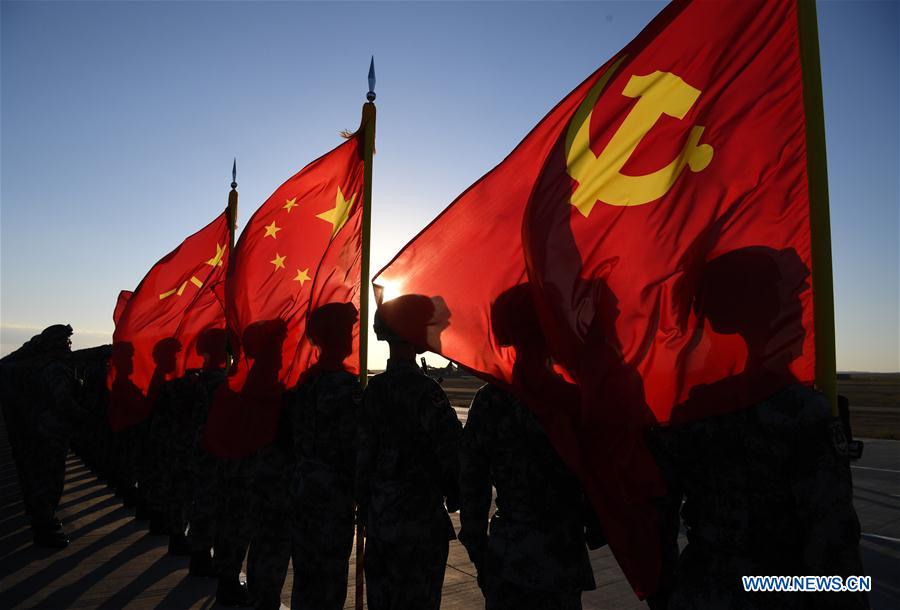 Tropas dispostas ao desfile militar para 90o aniversário do exército chinês