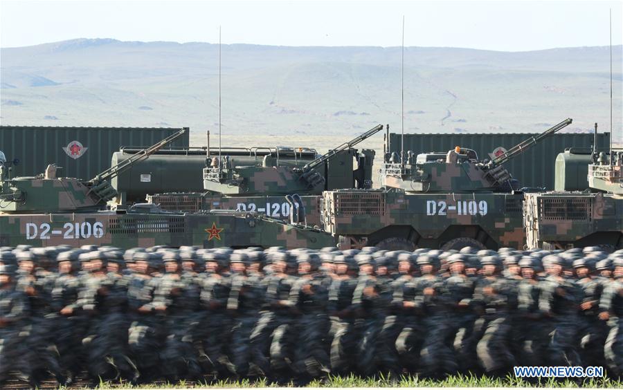 Tropas dispostas ao desfile militar para 90o aniversário do exército chinês