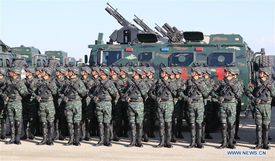 Tropas dispostas ao desfile militar para 90o aniversário do exército chinês