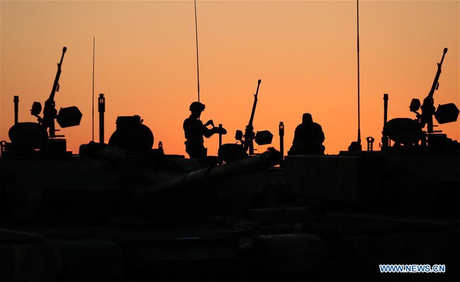 Tropas dispostas ao desfile militar para 90o aniversário do exército chinês