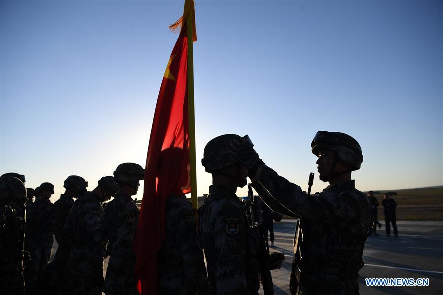 Tropas dispostas ao desfile militar para 90o aniversário do exército chinês