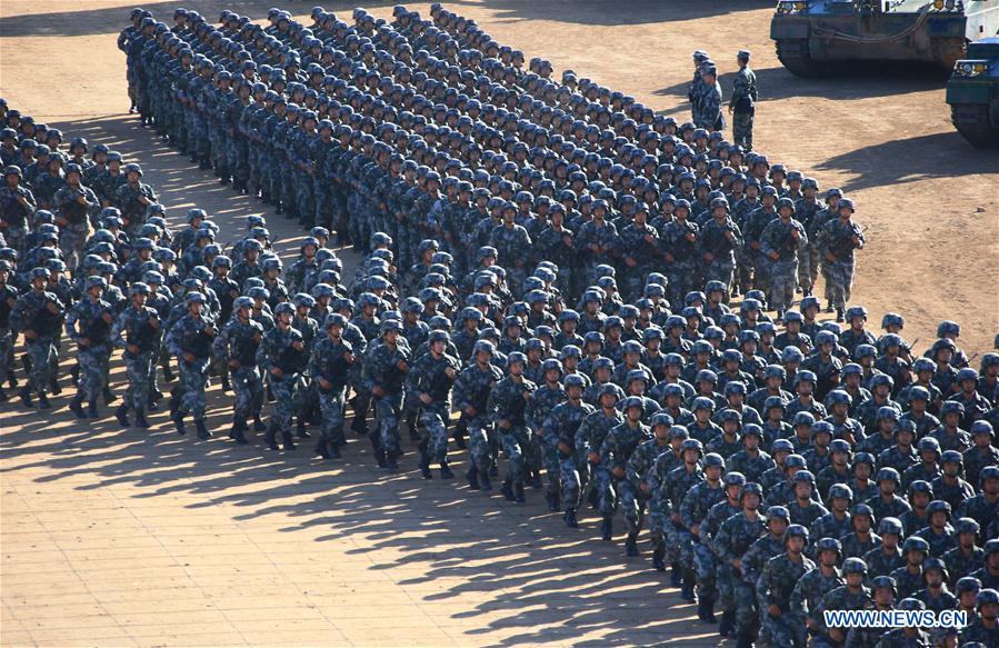 Tropas dispostas ao desfile militar para 90o aniversário do exército chinês