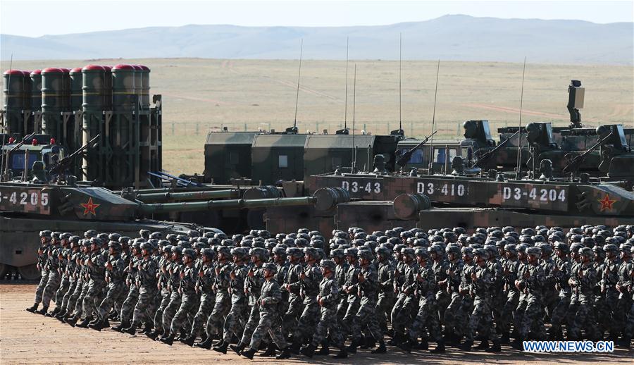 Tropas dispostas ao desfile militar para 90o aniversário do exército chinês