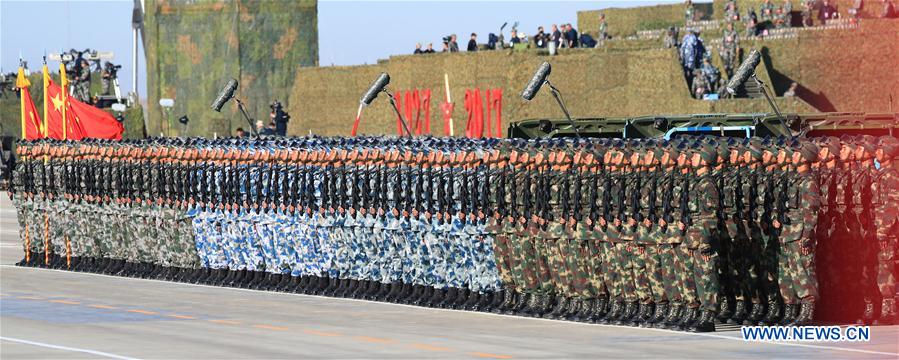 Tropas dispostas ao desfile militar para 90o aniversário do exército chinês