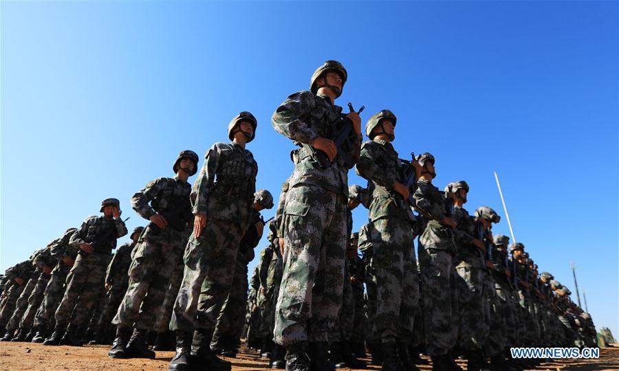 Tropas dispostas ao desfile militar para 90o aniversário do exército chinês