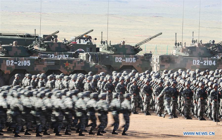 Tropas dispostas ao desfile militar para 90o aniversário do exército chinês